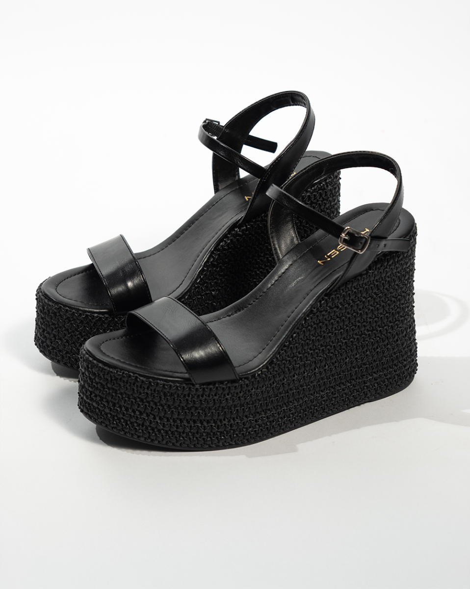 Sandália Anabela Feminina Sintética Preta com Salto Trabalhado Reisen