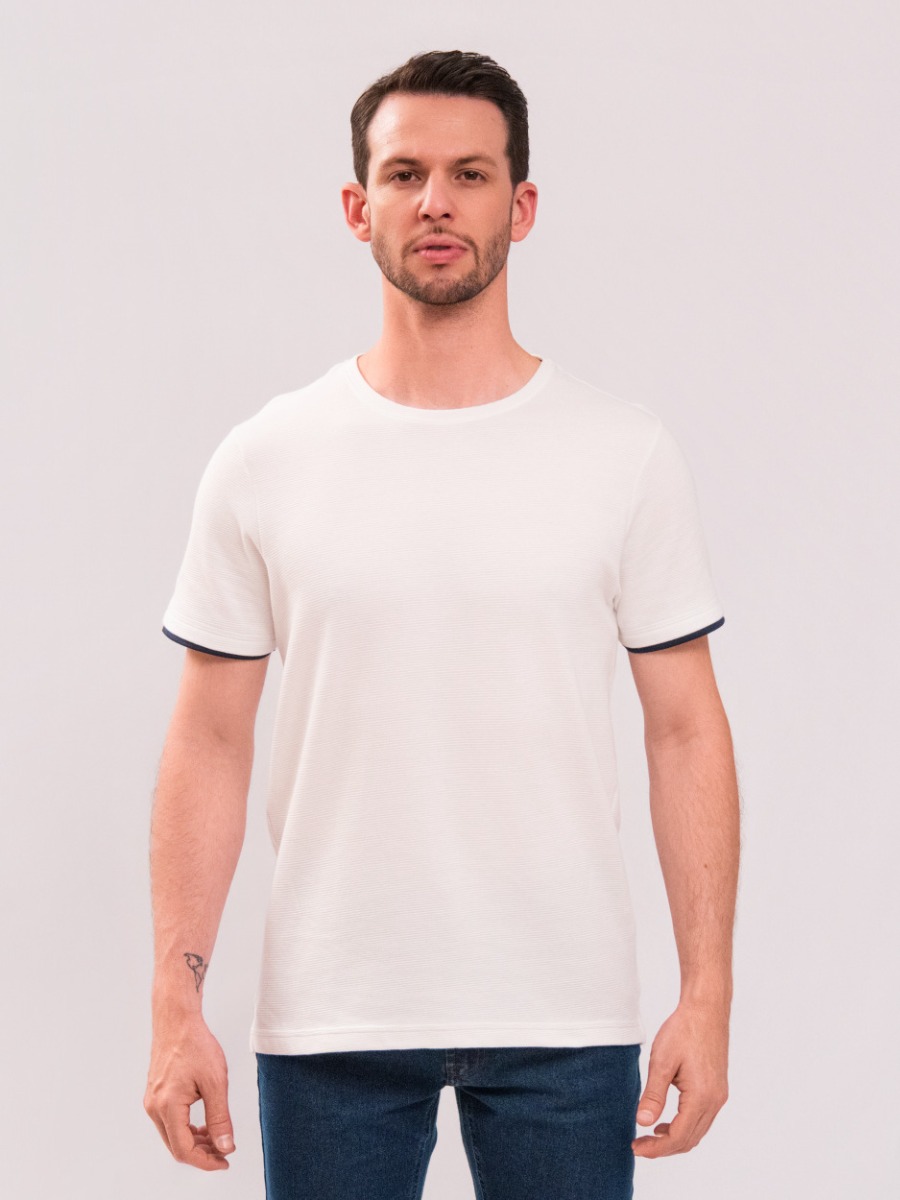 Camiseta Reisen Manga Curta com Detalhe na Manga e Textura Off White