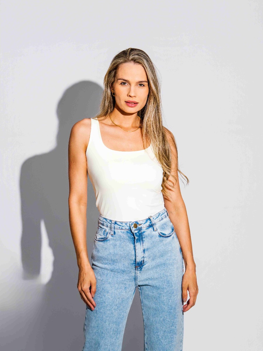 Blusa Regata Reisen B&aacute;sica Cropped Decote Quadrado Manteiga