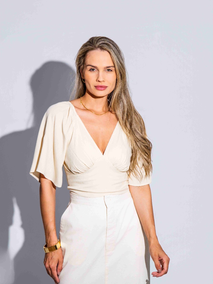 Blusa Reisen Cropped com Busto Franzido e Decote V Linho