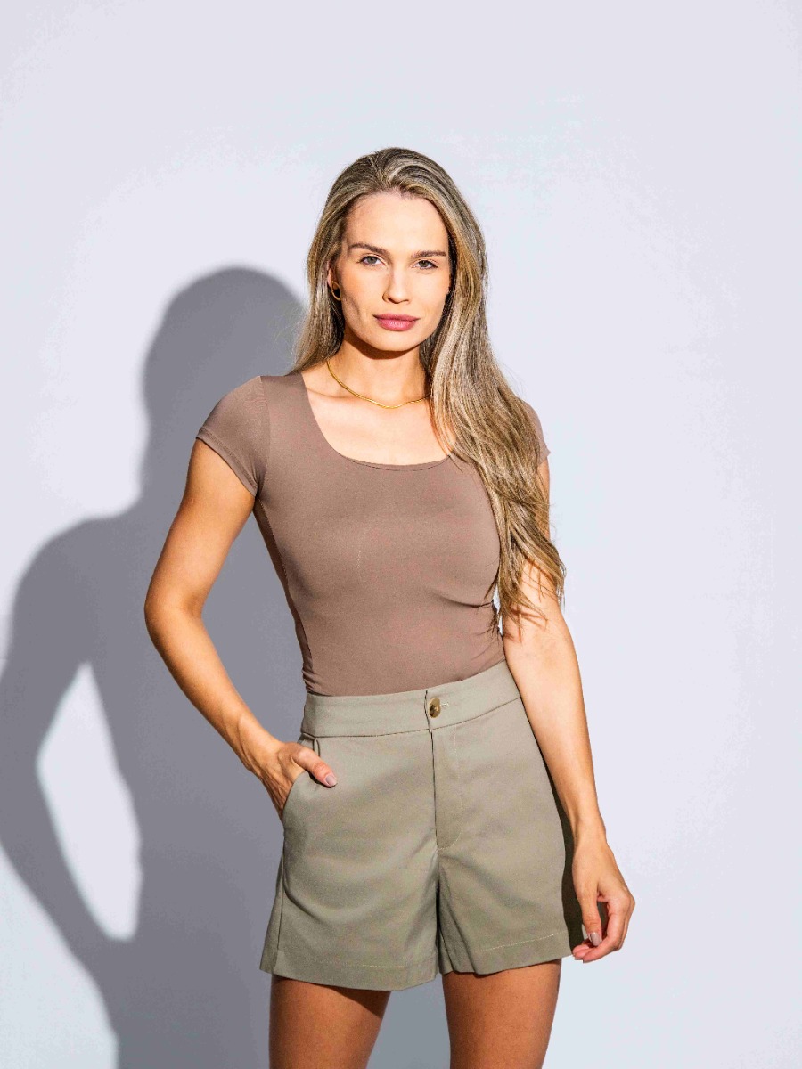 Blusa Reisen Manga Curta em Malha Decote U Castanho