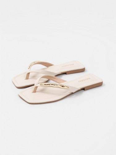 Chinelo Reisen com Detalhe em Metal Orgânico Off White