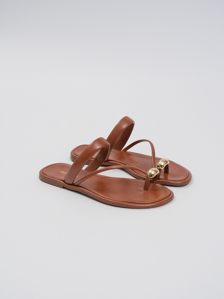Chinelo Reisen com Tiras e Detalhe em Metal Camel