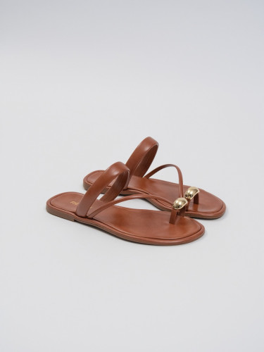 Chinelo Reisen com Tiras e Detalhe em Metal Camel