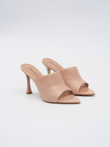 Sapato feminino em couro com salto fino bege Reisen