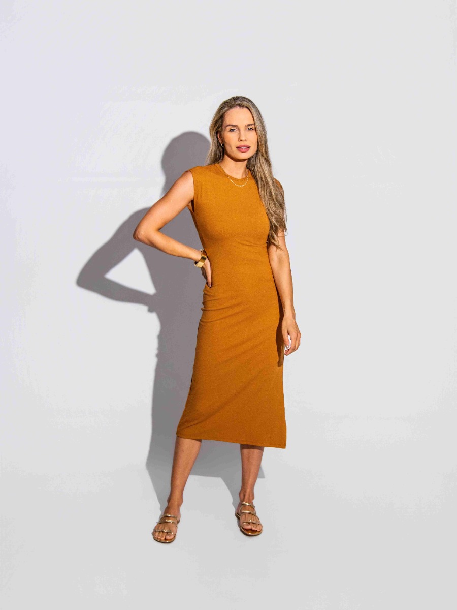 Vestido Reisen Manga Curta Midi em Malha com Fenda Marrom